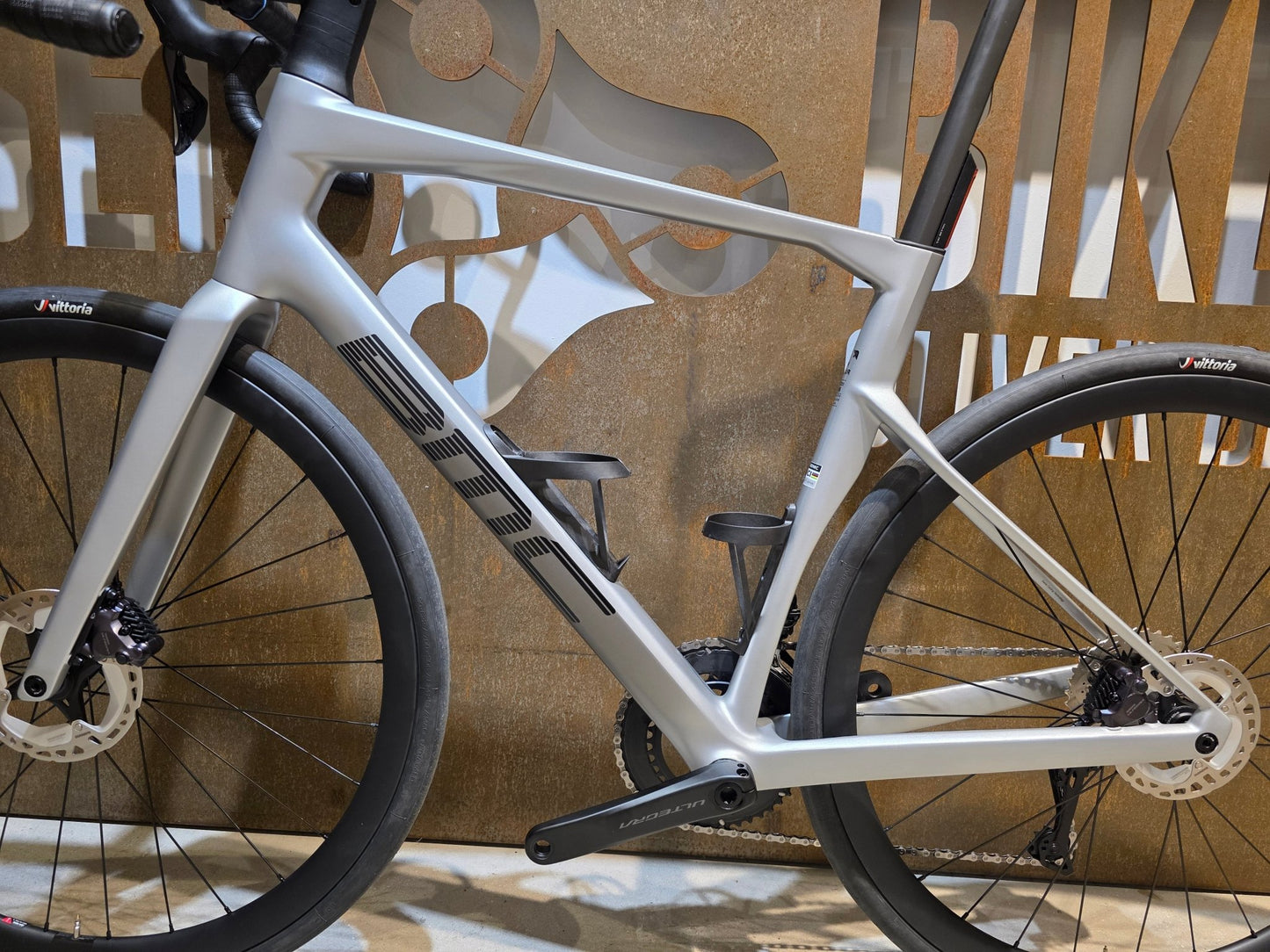 Rennrad von Bmc, BMC ROADMACHINE 01 FOUR / SHIMANO ULTEGRA DI2 / 56CM vor USEDBIKES - OB.DE Hintergrund