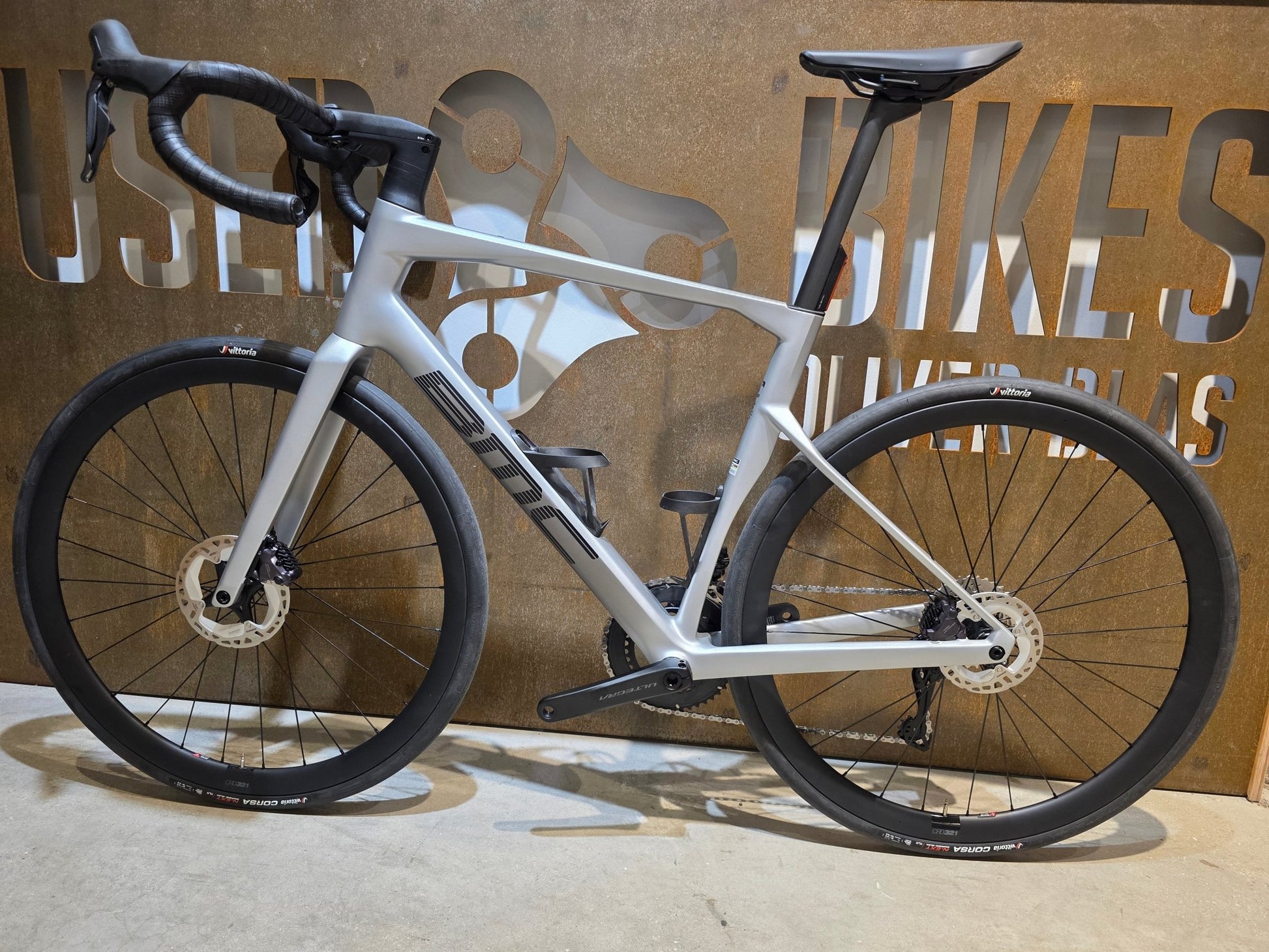 Rennrad von Bmc, BMC ROADMACHINE 01 FOUR / SHIMANO ULTEGRA DI2 / 56CM vor USEDBIKES - OB.DE Hintergrund