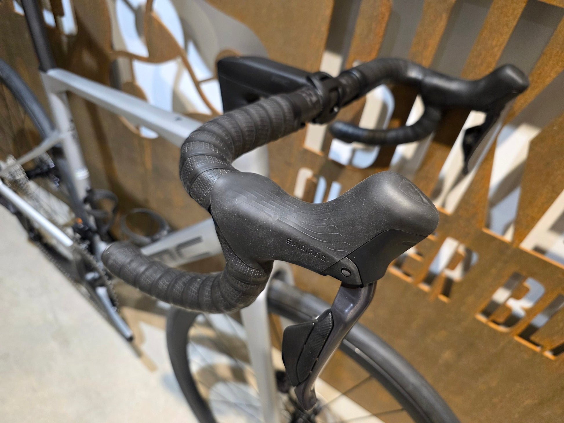 Rennrad von Bmc, BMC ROADMACHINE 01 FOUR / SHIMANO ULTEGRA DI2 / 56CM vor USEDBIKES - OB.DE Hintergrund