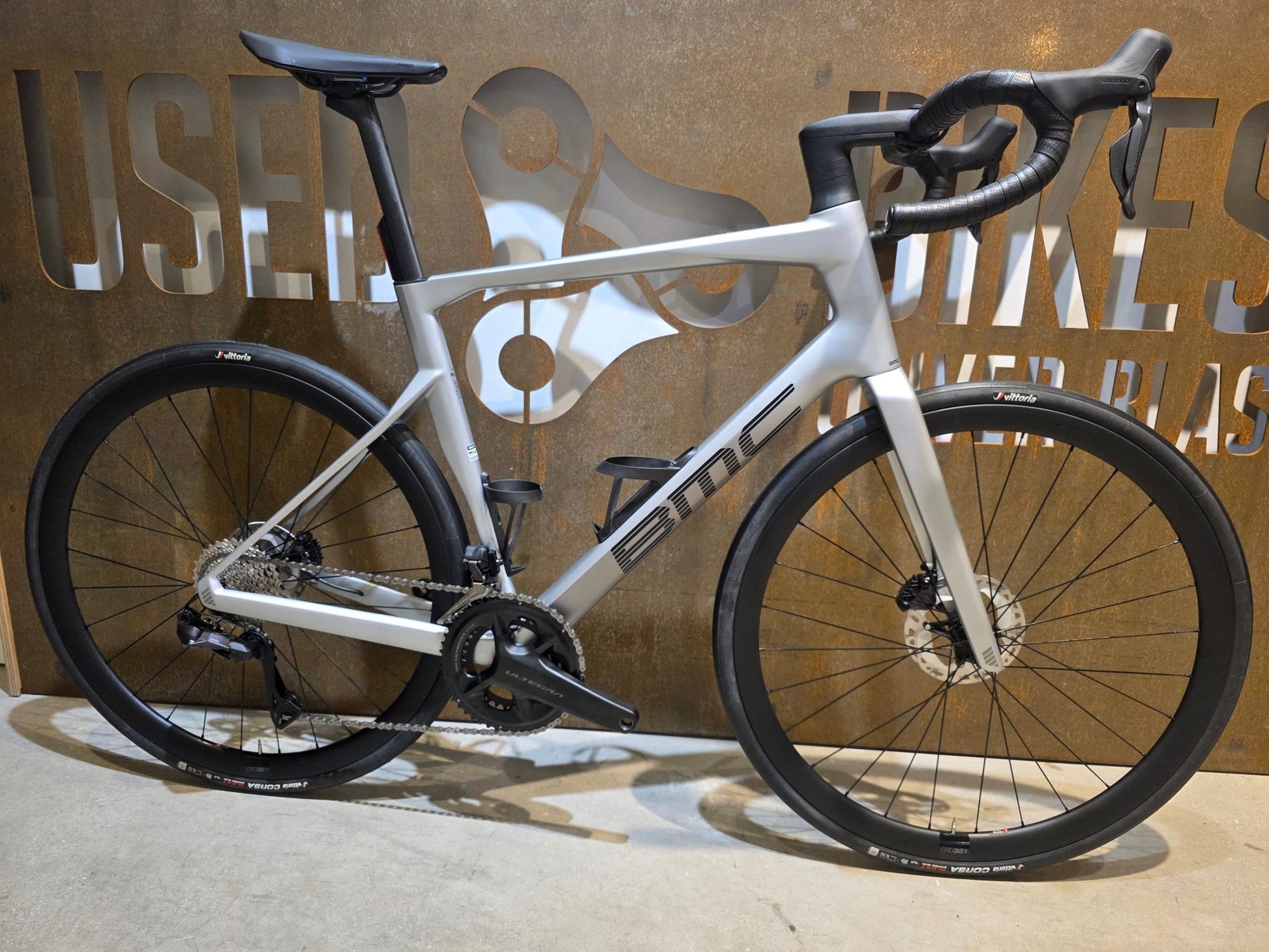 Rennrad von Bmc, BMC ROADMACHINE 01 FOUR / SHIMANO ULTEGRA DI2 / 58CM vor USEDBIKES - OB.DE Hintergrund