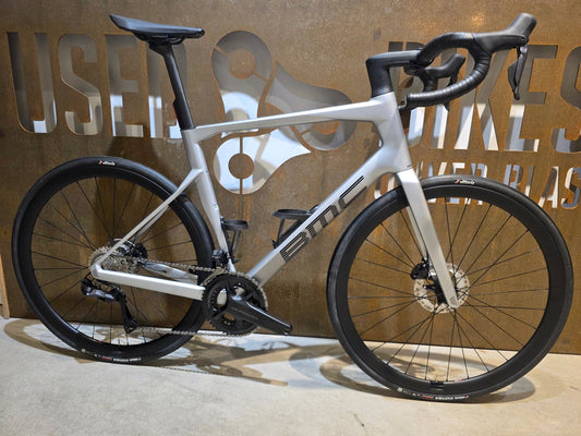 Rennrad von Bmc, BMC ROADMACHINE 01 FOUR / SHIMANO ULTEGRA DI2 / 58CM vor USEDBIKES - OB.DE Hintergrund