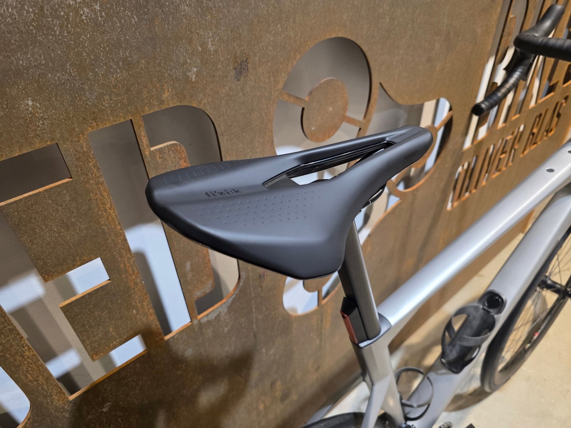 Rennrad von Bmc, BMC ROADMACHINE 01 FOUR / SHIMANO ULTEGRA DI2 / 58CM vor USEDBIKES - OB.DE Hintergrund