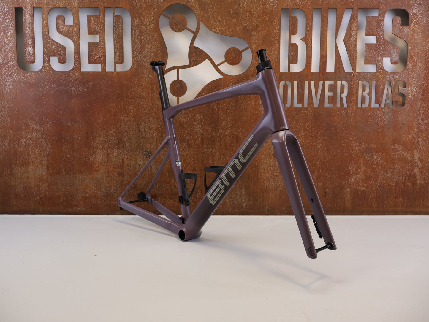 Rennradrahmen von Bmc, BMC ROADMACHINE 01 ONE RAHMENSET / GRÖßE 58 / MODELL 2024 / SMOKEY PURPLE vor USEDBIKES-OB.DE Hintergrund