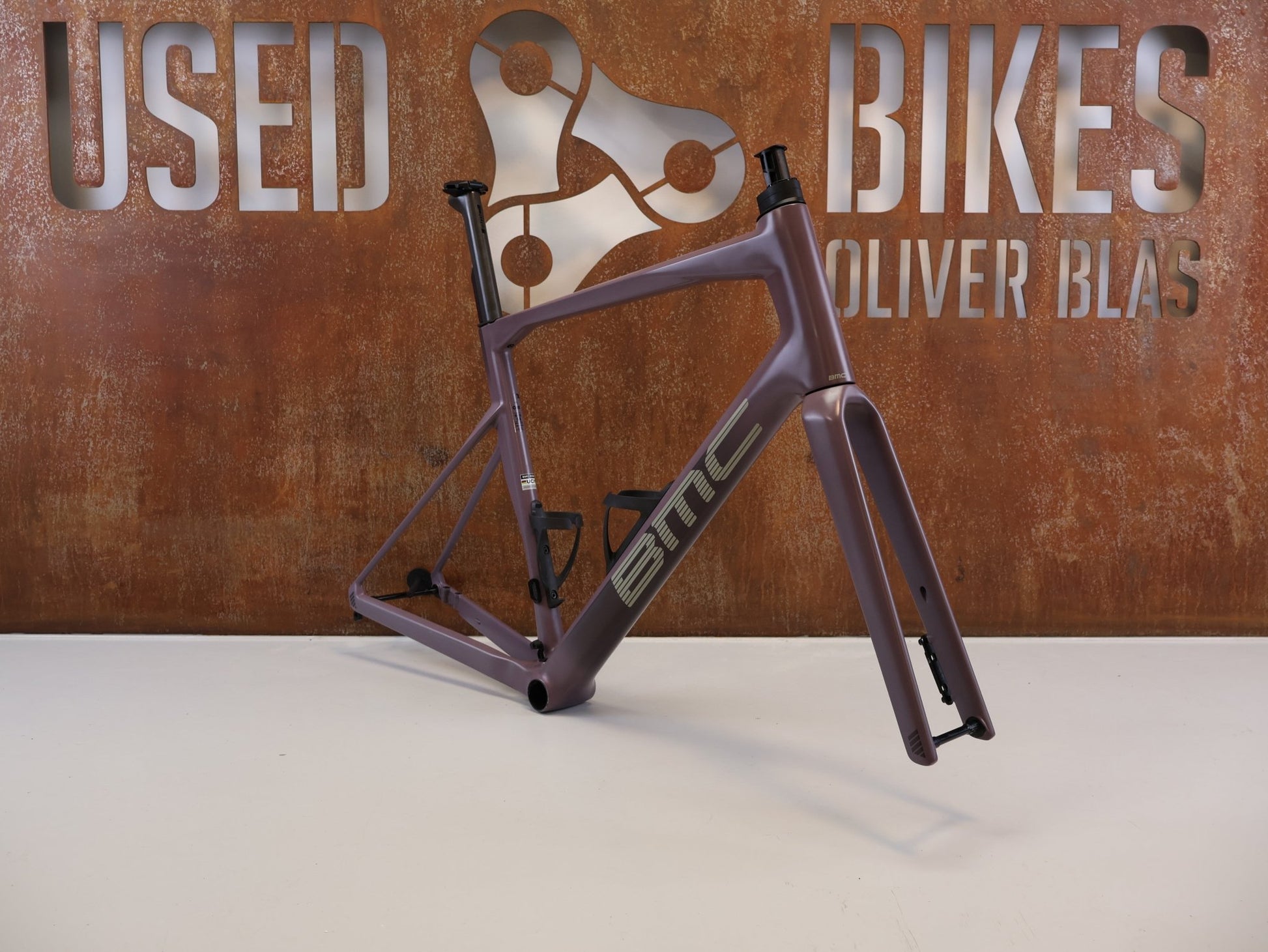 Rennradrahmen von Bmc, BMC ROADMACHINE 01 ONE RAHMENSET / GRÖßE 58 / MODELL 2024 / SMOKEY PURPLE vor USEDBIKES-OB.DE Hintergrund