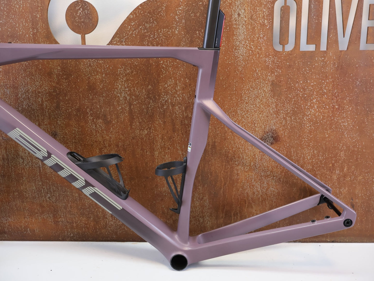 Rennradrahmen von Bmc, BMC ROADMACHINE 01 ONE RAHMENSET / GRÖßE 58 / MODELL 2024 / SMOKEY PURPLE vor USEDBIKES-OB.DE Hintergrund