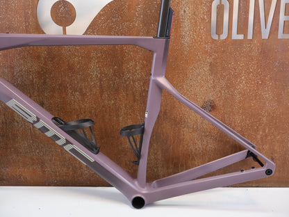 Rennradrahmen von Bmc, BMC ROADMACHINE 01 ONE RAHMENSET / GRÖßE 58 / MODELL 2024 / SMOKEY PURPLE vor USEDBIKES-OB.DE Hintergrund
