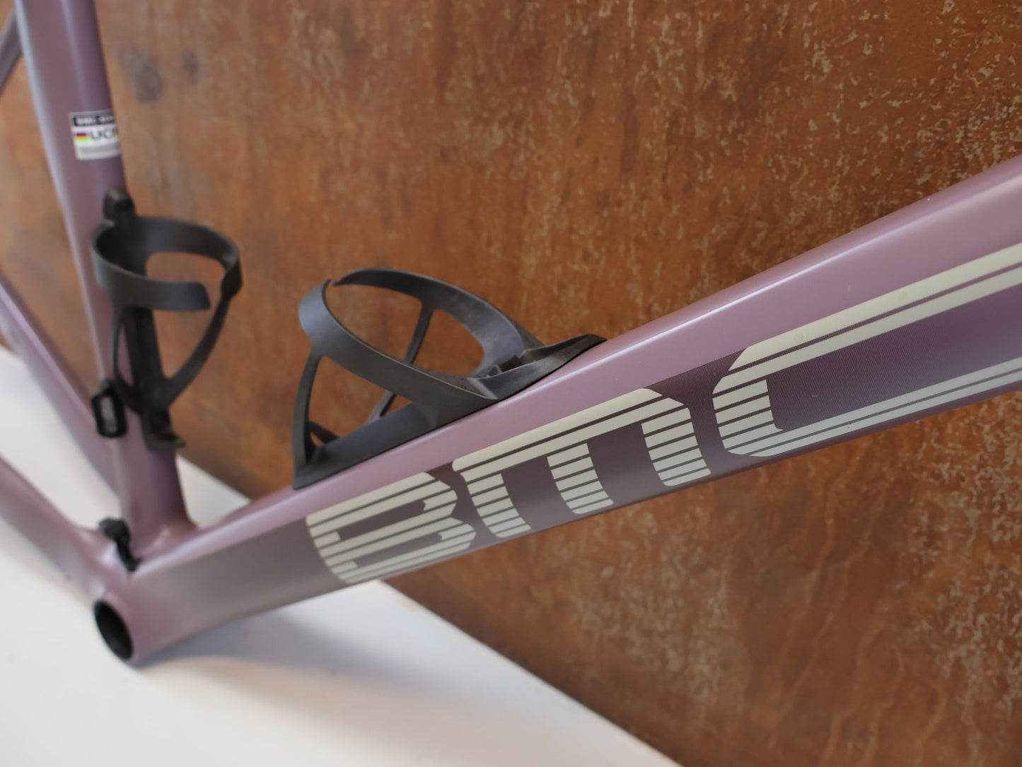 Rennradrahmen von Bmc, BMC ROADMACHINE 01 ONE RAHMENSET / GRÖßE 58 / MODELL 2024 / SMOKEY PURPLE vor USEDBIKES-OB.DE Hintergrund