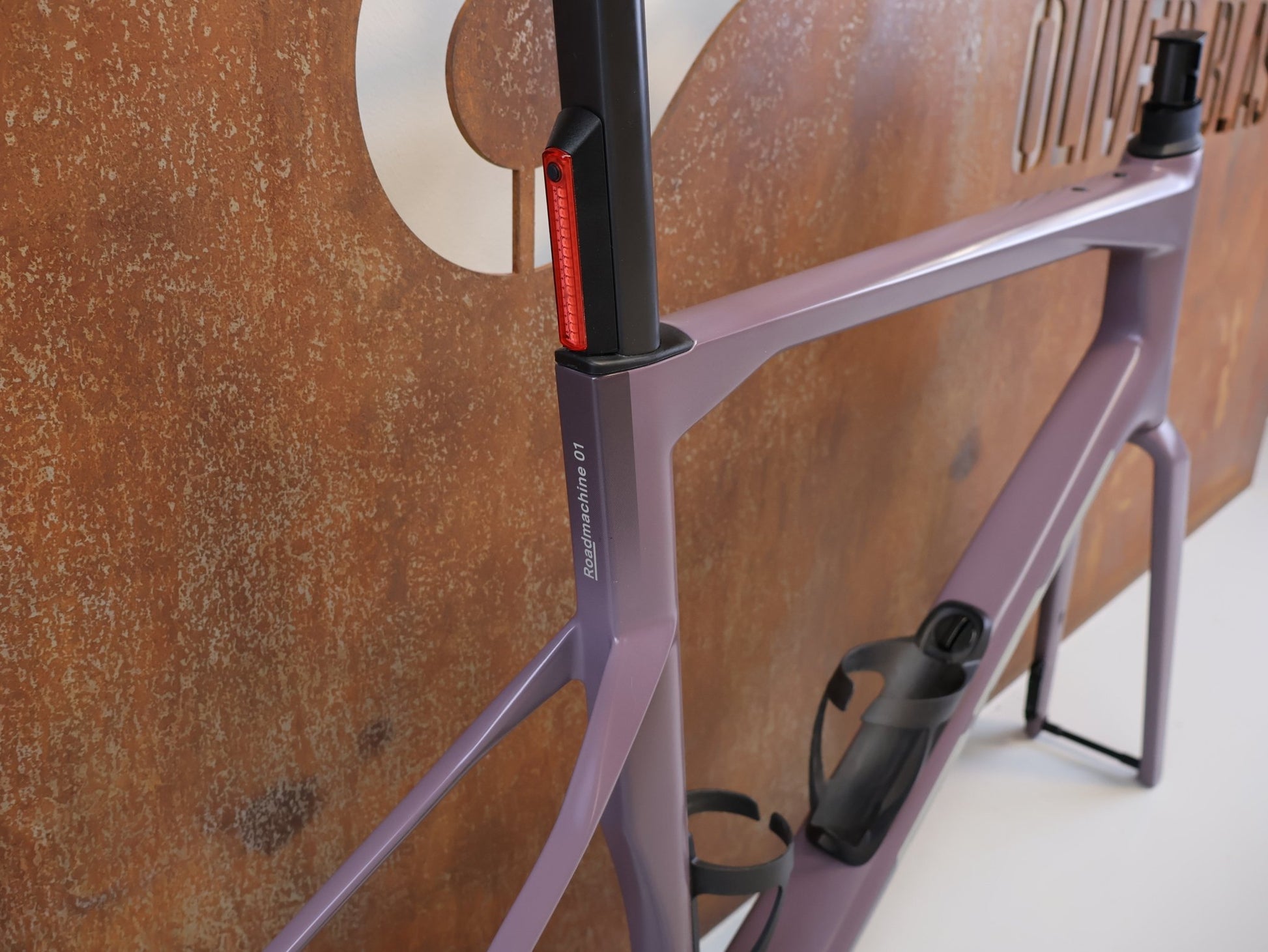 Rennradrahmen von Bmc, BMC ROADMACHINE 01 ONE RAHMENSET / GRÖßE 58 / MODELL 2024 / SMOKEY PURPLE vor USEDBIKES-OB.DE Hintergrund