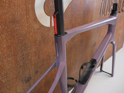 Rennradrahmen von Bmc, BMC ROADMACHINE 01 ONE RAHMENSET / GRÖßE 58 / MODELL 2024 / SMOKEY PURPLE vor USEDBIKES-OB.DE Hintergrund