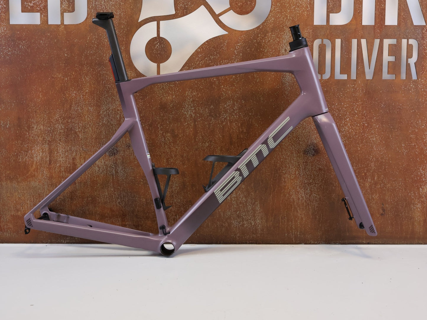 Rennradrahmen von Bmc, BMC ROADMACHINE 01 ONE RAHMENSET / GRÖßE 58 / MODELL 2024 / SMOKEY PURPLE vor USEDBIKES-OB.DE Hintergrund