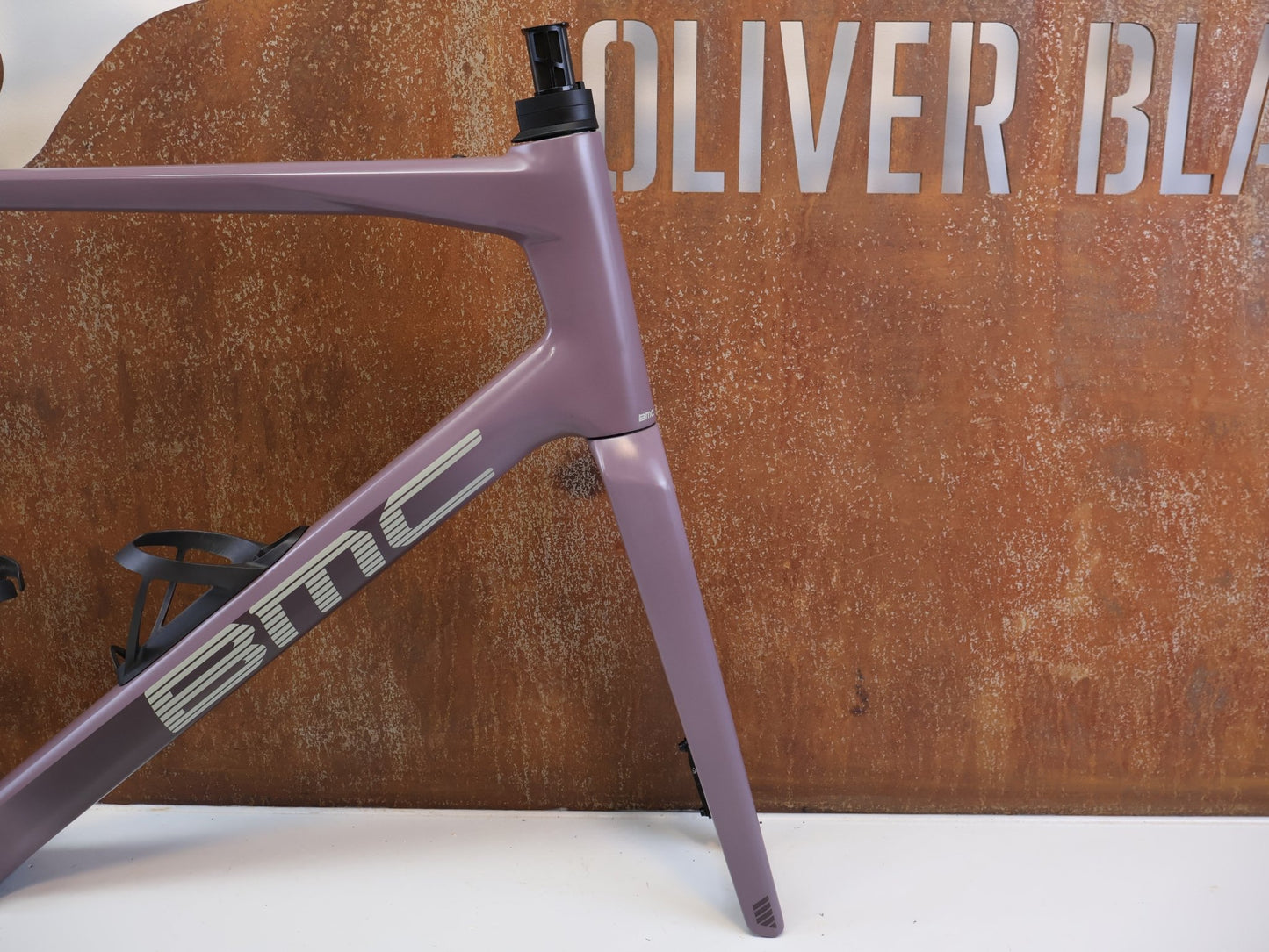 Rennradrahmen von Bmc, BMC ROADMACHINE 01 ONE RAHMENSET / GRÖßE 58 / MODELL 2024 / SMOKEY PURPLE vor USEDBIKES-OB.DE Hintergrund