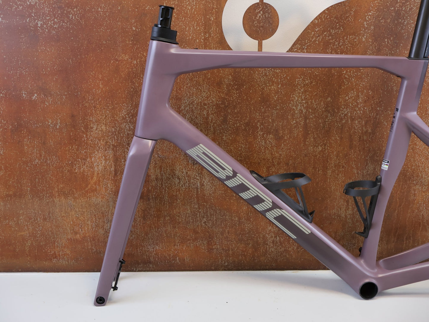 Rennradrahmen von Bmc, BMC ROADMACHINE 01 ONE RAHMENSET / GRÖßE 58 / MODELL 2024 / SMOKEY PURPLE vor USEDBIKES-OB.DE Hintergrund