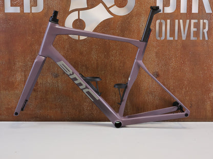 Rennradrahmen von Bmc, BMC ROADMACHINE 01 ONE RAHMENSET / GRÖßE 58 / MODELL 2024 / SMOKEY PURPLE vor USEDBIKES-OB.DE Hintergrund