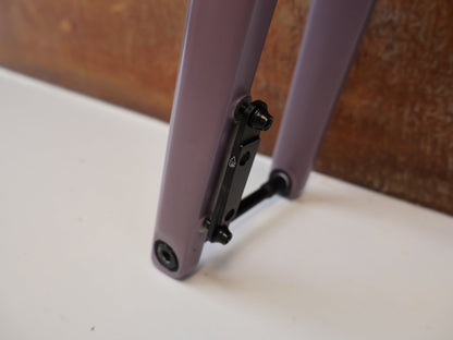Rennradrahmen von Bmc, BMC ROADMACHINE 01 ONE RAHMENSET / GRÖßE 58 / MODELL 2024 / SMOKEY PURPLE vor USEDBIKES-OB.DE Hintergrund