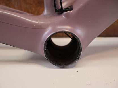 Rennradrahmen von Bmc, BMC ROADMACHINE 01 ONE RAHMENSET / GRÖßE 58 / MODELL 2024 / SMOKEY PURPLE vor USEDBIKES-OB.DE Hintergrund