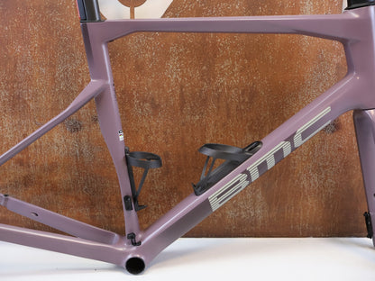 Rennradrahmen von Bmc, BMC ROADMACHINE 01 ONE RAHMENSET / GRÖßE 58 / MODELL 2024 / SMOKEY PURPLE vor USEDBIKES-OB.DE Hintergrund