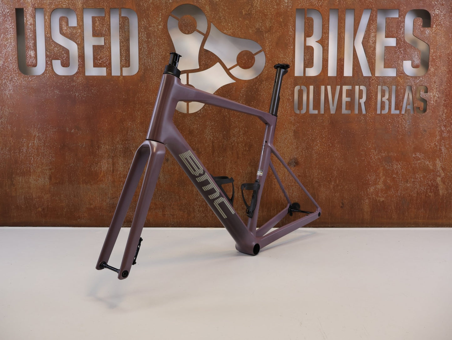Rennradrahmen von Bmc, BMC ROADMACHINE 01 ONE RAHMENSET / GRÖßE 58 / MODELL 2024 / SMOKEY PURPLE vor USEDBIKES-OB.DE Hintergrund