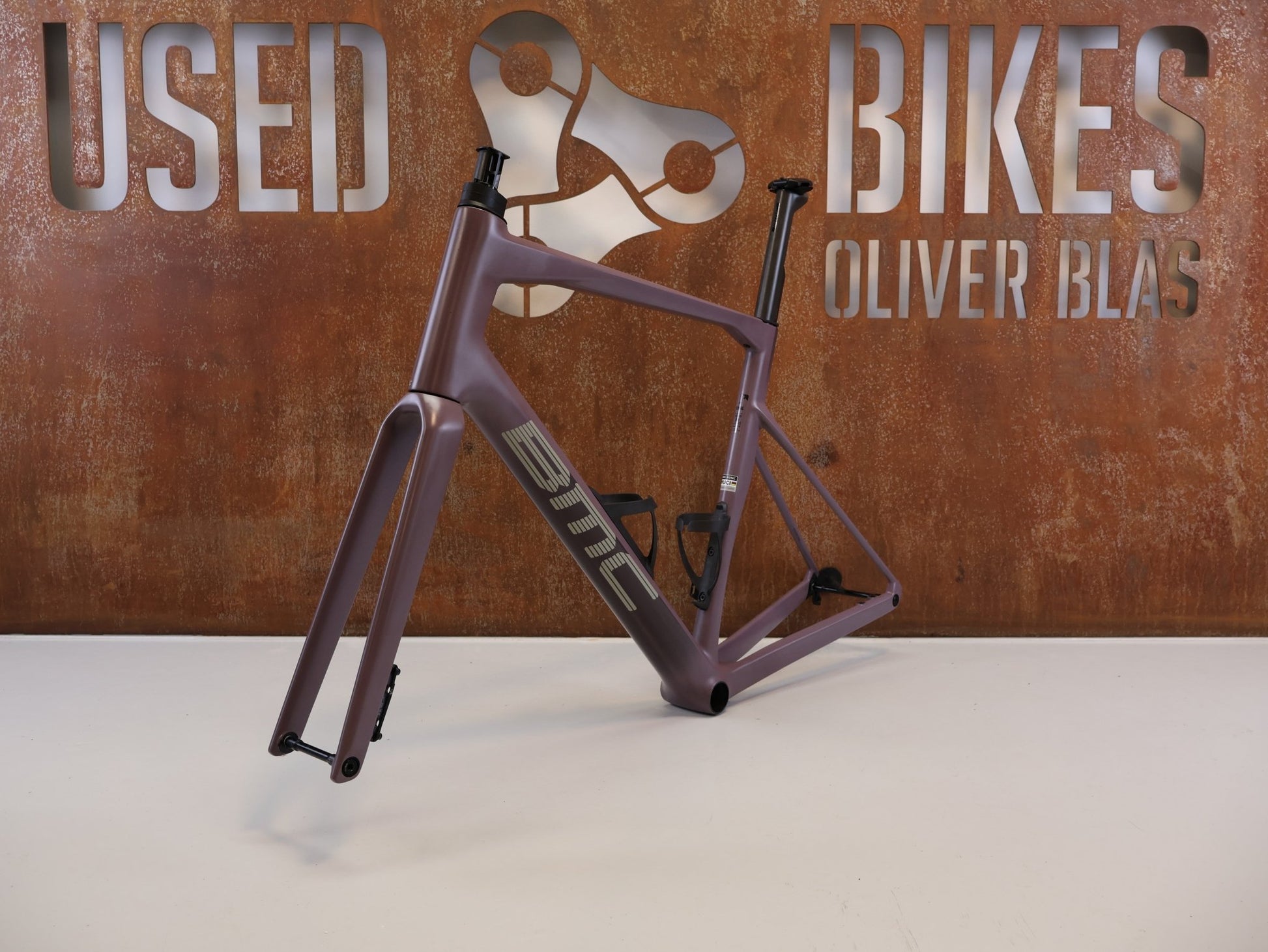 Rennradrahmen von Bmc, BMC ROADMACHINE 01 ONE RAHMENSET / GRÖßE 58 / MODELL 2024 / SMOKEY PURPLE vor USEDBIKES-OB.DE Hintergrund