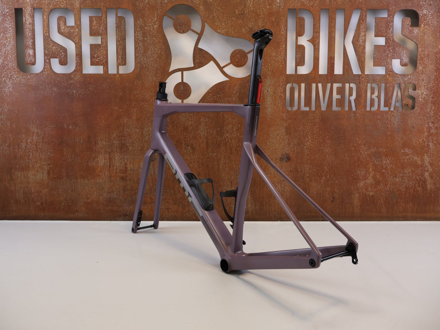 Rennradrahmen von Bmc, BMC ROADMACHINE 01 ONE RAHMENSET / GRÖßE 58 / MODELL 2024 / SMOKEY PURPLE vor USEDBIKES-OB.DE Hintergrund