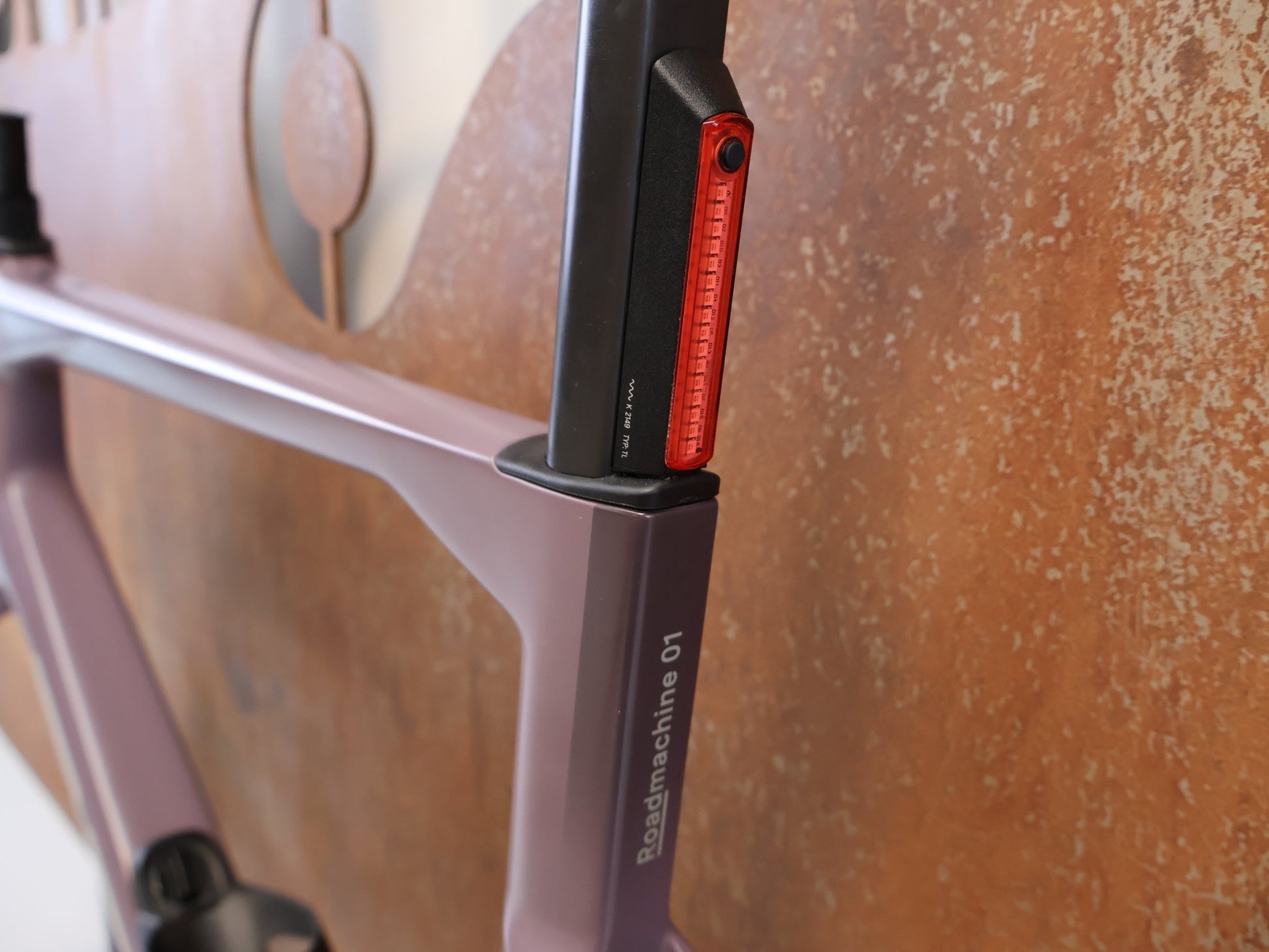 Rennradrahmen von Bmc, BMC ROADMACHINE 01 ONE RAHMENSET / GRÖßE 58 / MODELL 2024 / SMOKEY PURPLE vor USEDBIKES-OB.DE Hintergrund