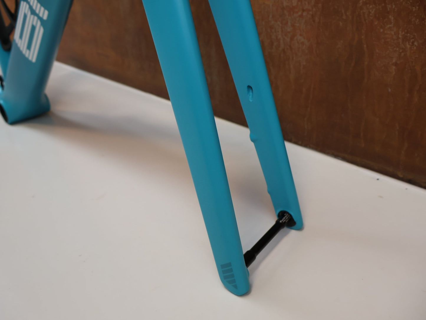 Rennradrahmen von Bmc, BMC ROADMACHINE 01 TWO FRAMESET / GRÖßE 58 / TURQUOISE WHITE / MJ 2024 / CARBON vor USEDBIKES - OB.DE Hintergrund