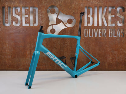 Rennradrahmen von Bmc, BMC ROADMACHINE 01 TWO FRAMESET / GRÖßE 58 / TURQUOISE WHITE / MJ 2024 / CARBON vor USEDBIKES - OB.DE Hintergrund