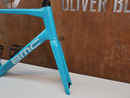 Rennradrahmen von Bmc, BMC ROADMACHINE 01 TWO FRAMESET / GRÖßE 58 / TURQUOISE WHITE / MJ 2024 / CARBON vor USEDBIKES - OB.DE Hintergrund