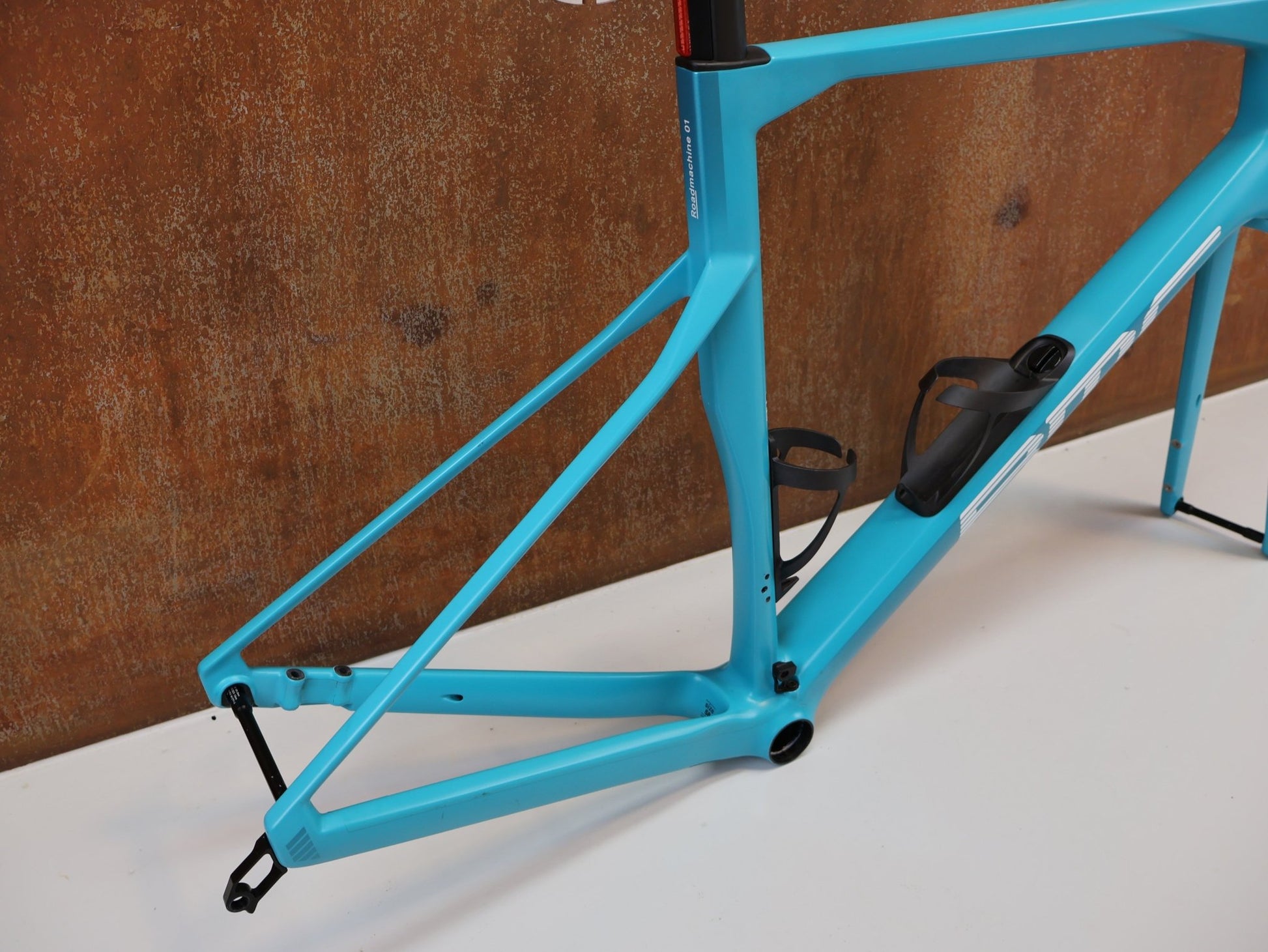 Rennradrahmen von Bmc, BMC ROADMACHINE 01 TWO FRAMESET / GRÖßE 58 / TURQUOISE WHITE / MJ 2024 / CARBON vor USEDBIKES - OB.DE Hintergrund