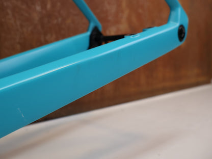 Rennradrahmen von Bmc, BMC ROADMACHINE 01 TWO FRAMESET / GRÖßE 58 / TURQUOISE WHITE / MJ 2024 / CARBON vor USEDBIKES - OB.DE Hintergrund