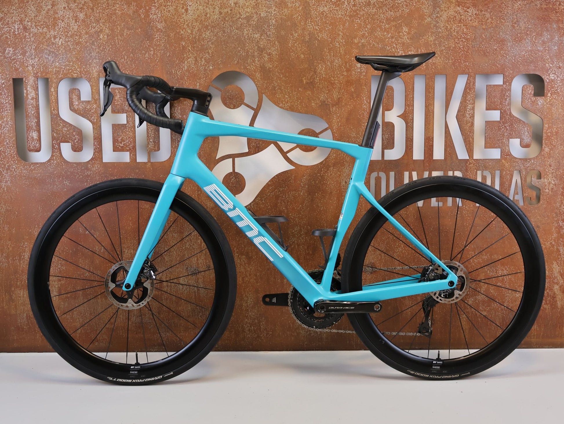 Rennrad von Bmc, BMC ROADMACHINE 01 TWO / MODELL 2024 / SHIMANO DURA-ACE / 58CM vor USEDBIKES-OB.DE Hintergrund