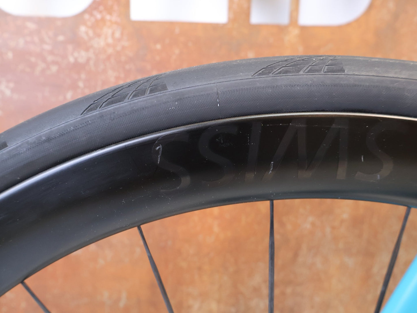 Rennrad von Bmc, BMC ROADMACHINE 01 TWO / MODELL 2024 / SHIMANO DURA-ACE / 58CM vor USEDBIKES-OB.DE Hintergrund