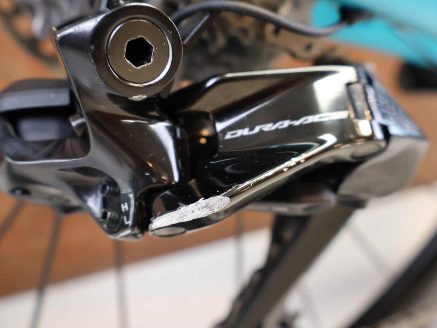 Rennrad von Bmc, BMC ROADMACHINE 01 TWO / MODELL 2024 / SHIMANO DURA-ACE / 58CM vor USEDBIKES-OB.DE Hintergrund