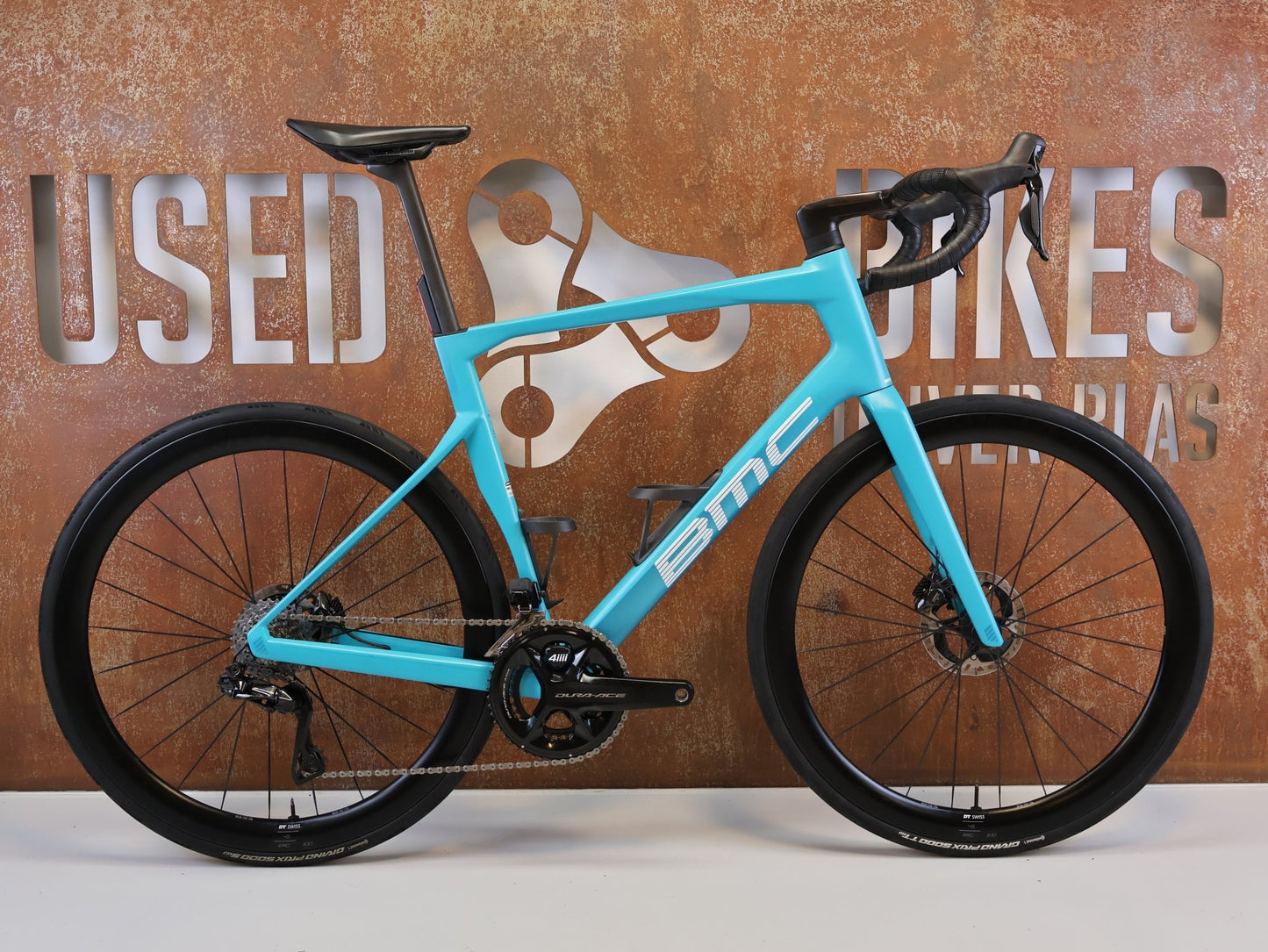 Rennrad von Bmc, BMC ROADMACHINE 01 TWO / MODELL 2024 / SHIMANO DURA-ACE / 58CM vor USEDBIKES-OB.DE Hintergrund