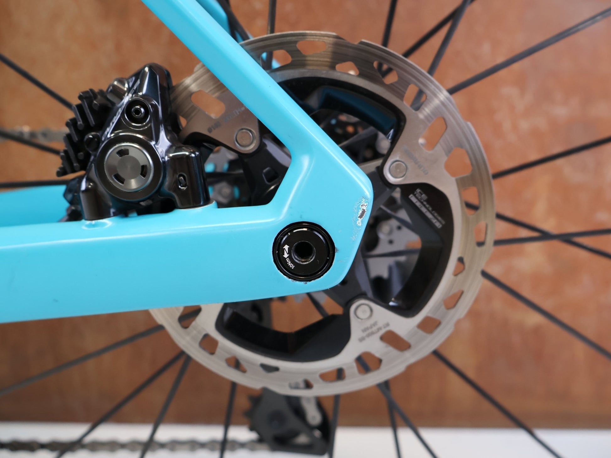 Rennrad von Bmc, BMC ROADMACHINE 01 TWO / MODELL 2024 / SHIMANO DURA-ACE / 58CM vor USEDBIKES-OB.DE Hintergrund