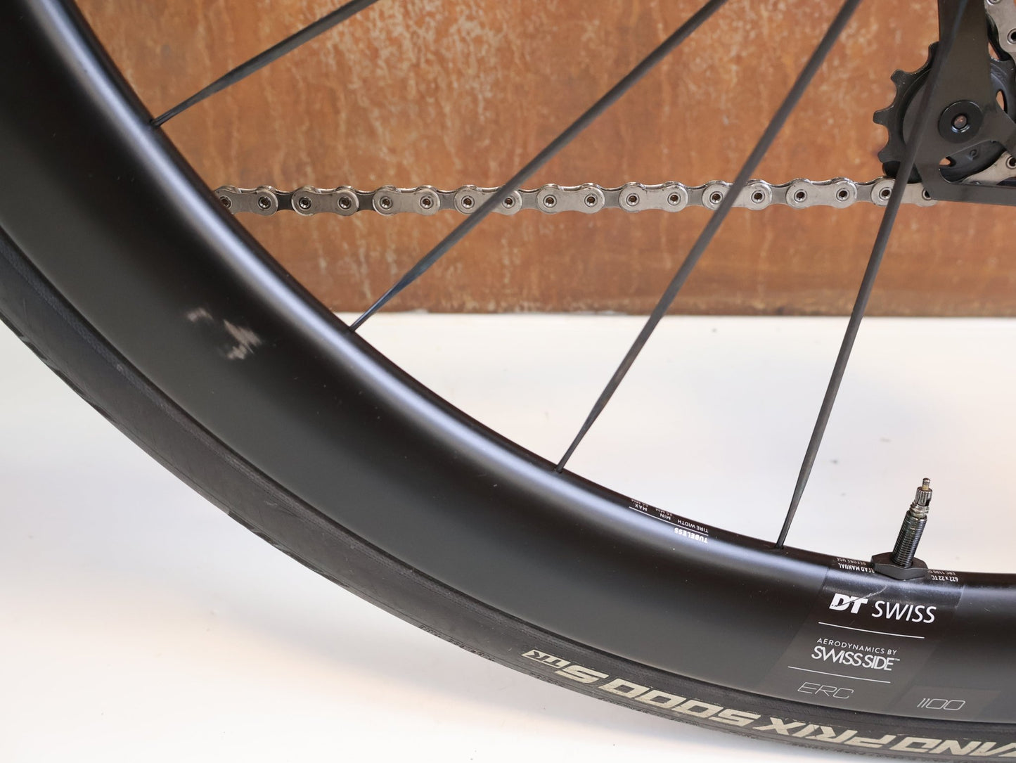 Rennrad von Bmc, BMC ROADMACHINE 01 TWO / MODELL 2024 / SHIMANO DURA-ACE / 58CM vor USEDBIKES-OB.DE Hintergrund