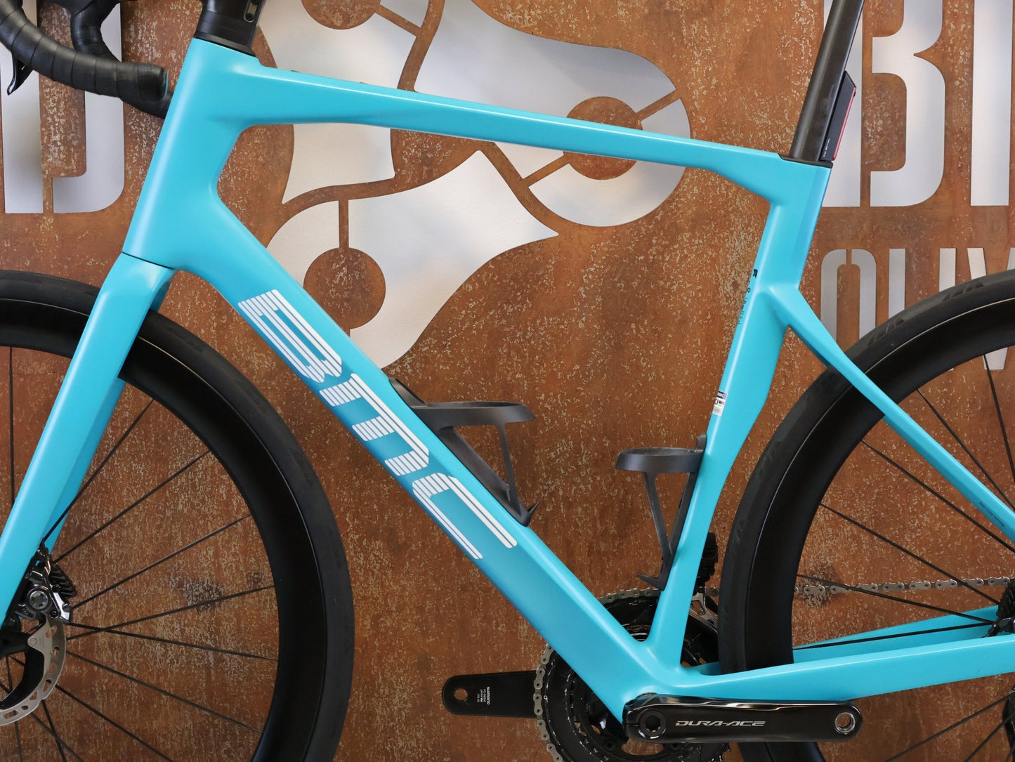 Rennrad von Bmc, BMC ROADMACHINE 01 TWO / MODELL 2024 / SHIMANO DURA-ACE / 58CM vor USEDBIKES-OB.DE Hintergrund