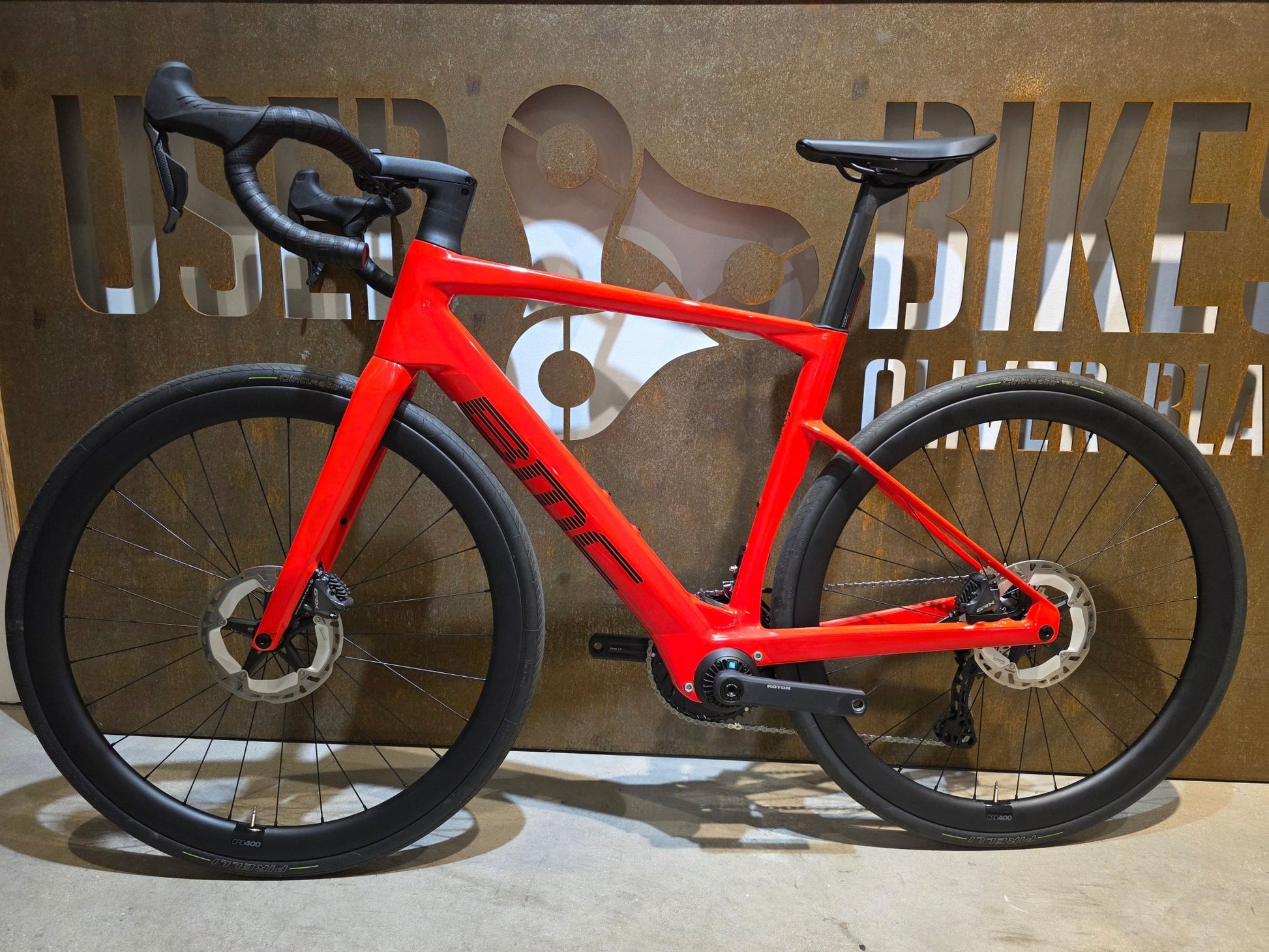 E - Rennrad/ - Gravel von Bmc, BMC ROADMACHINE AMP 01 TWO / 54CM vor USEDBIKES - OB.DE Hintergrund