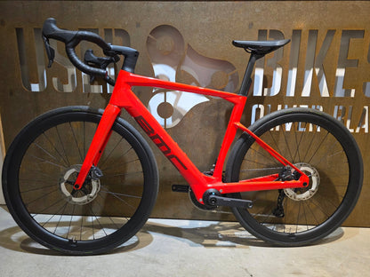 E - Rennrad/ - Gravel von Bmc, BMC ROADMACHINE AMP 01 TWO / 54CM vor USEDBIKES - OB.DE Hintergrund