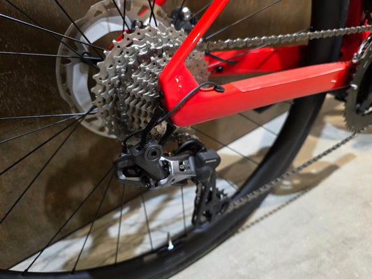 E - Rennrad/ - Gravel von Bmc, BMC ROADMACHINE AMP 01 TWO / 54CM vor USEDBIKES - OB.DE Hintergrund