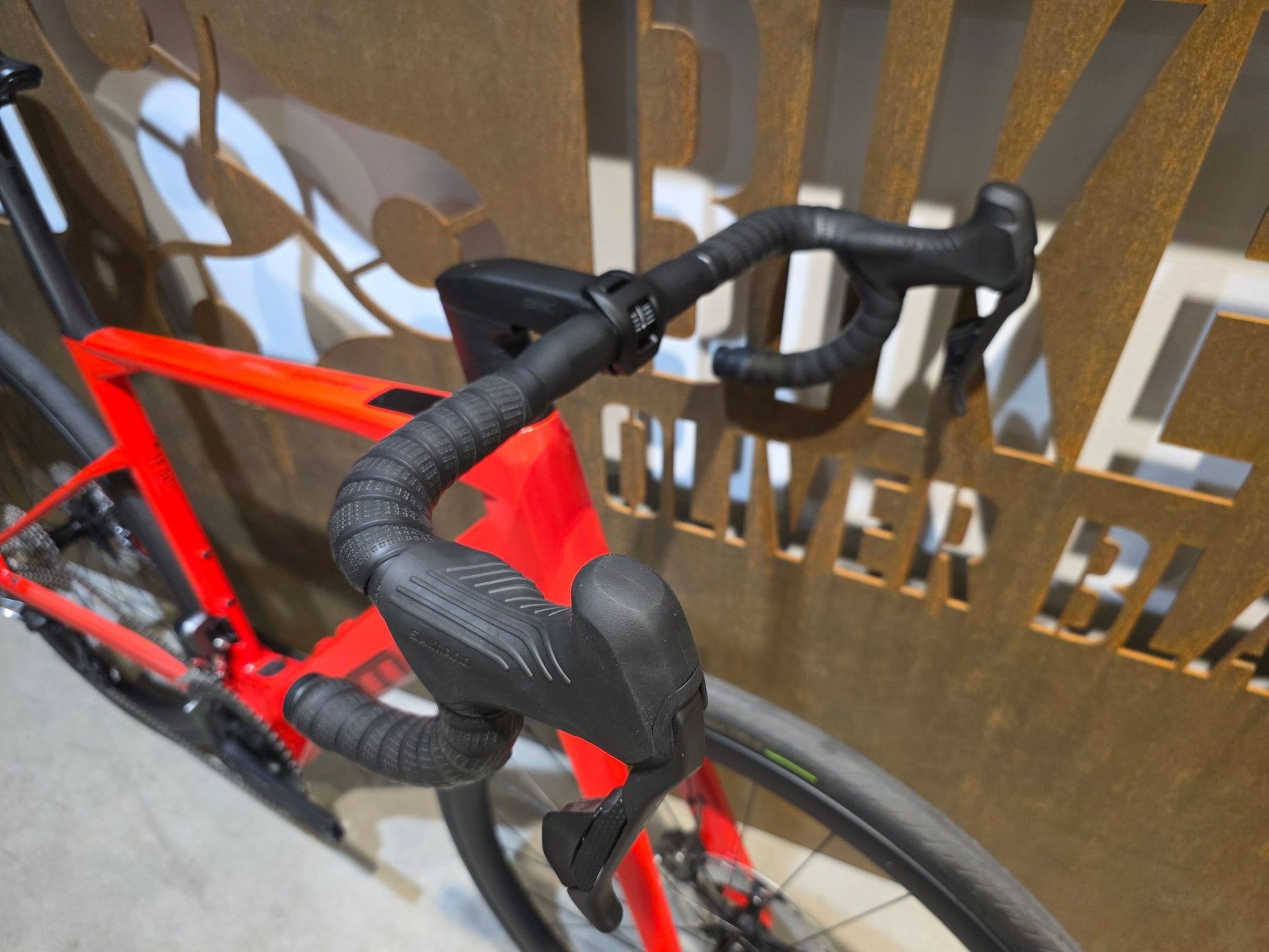 E - Rennrad/ - Gravel von Bmc, BMC ROADMACHINE AMP 01 TWO / 54CM vor USEDBIKES - OB.DE Hintergrund