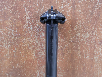 Sattelstütze von Bmc, BMC ROADMACHINE CARBON D-SHAPED SATTELSTÜTZE 15MM OFFSET 232G vor USEDBIKES-OB.DE Hintergrund
