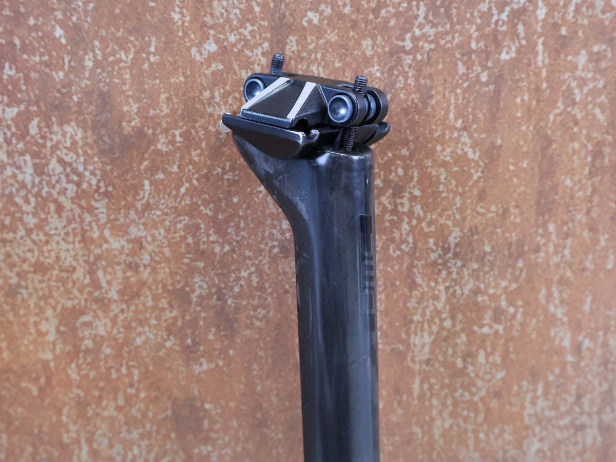 Sattelstütze von Bmc, BMC ROADMACHINE CARBON D-SHAPED SATTELSTÜTZE 15MM OFFSET 232G vor USEDBIKES-OB.DE Hintergrund