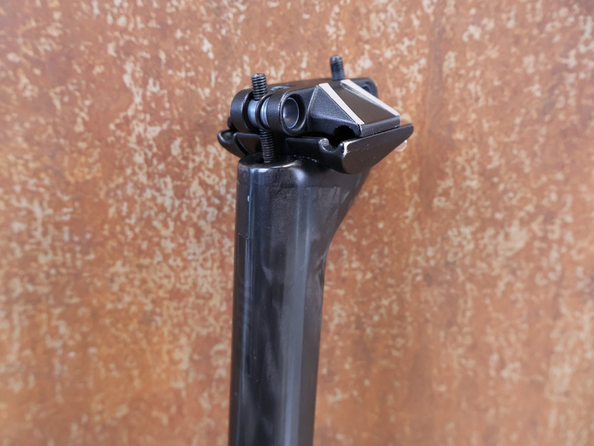 Sattelstütze von Bmc, BMC ROADMACHINE CARBON D-SHAPED SATTELSTÜTZE 15MM OFFSET 232G vor USEDBIKES-OB.DE Hintergrund