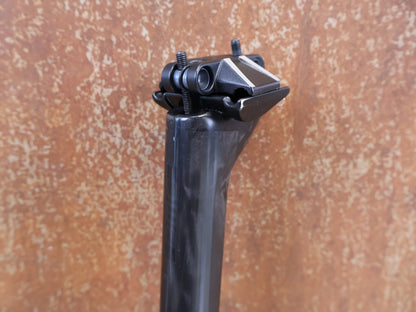 Sattelstütze von Bmc, BMC ROADMACHINE CARBON D-SHAPED SATTELSTÜTZE 15MM OFFSET 232G vor USEDBIKES-OB.DE Hintergrund