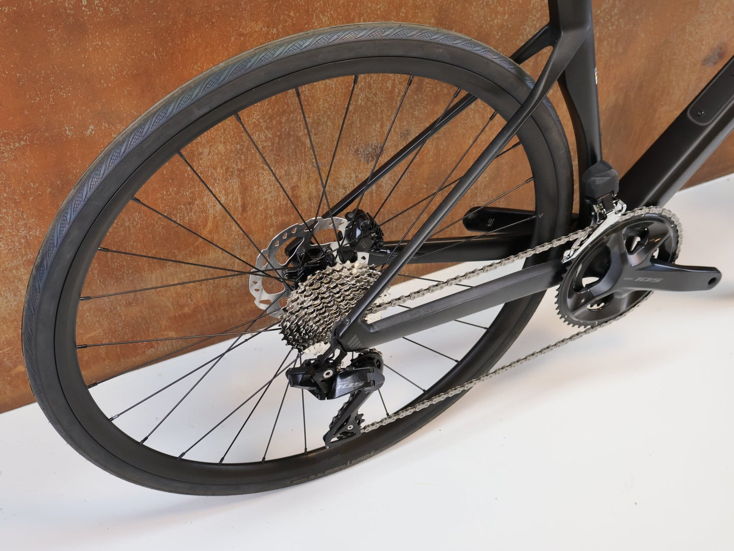 Rennrad von Bmc, BMC ROADMACHINE TWO / GRÖSSE 56 / SHIMANO 105 DI2 / CARBON BLACK vor USEDBIKES - OB.DE Hintergrund
