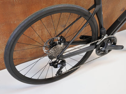 Rennrad von Bmc, BMC ROADMACHINE TWO / GRÖSSE 56 / SHIMANO 105 DI2 / CARBON BLACK vor USEDBIKES - OB.DE Hintergrund