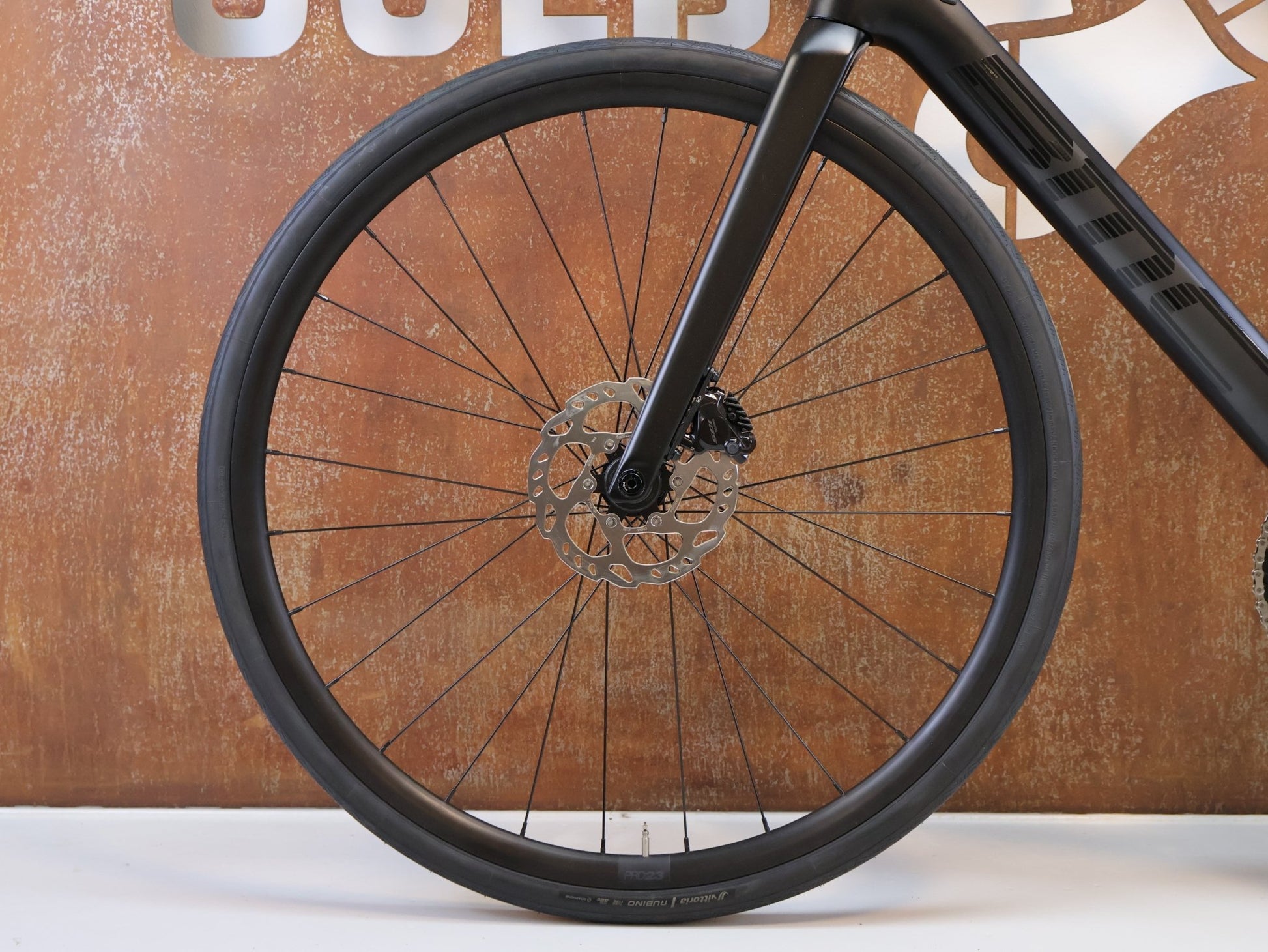 Rennrad von Bmc, BMC ROADMACHINE TWO / GRÖSSE 56 / SHIMANO 105 DI2 / CARBON BLACK vor USEDBIKES - OB.DE Hintergrund