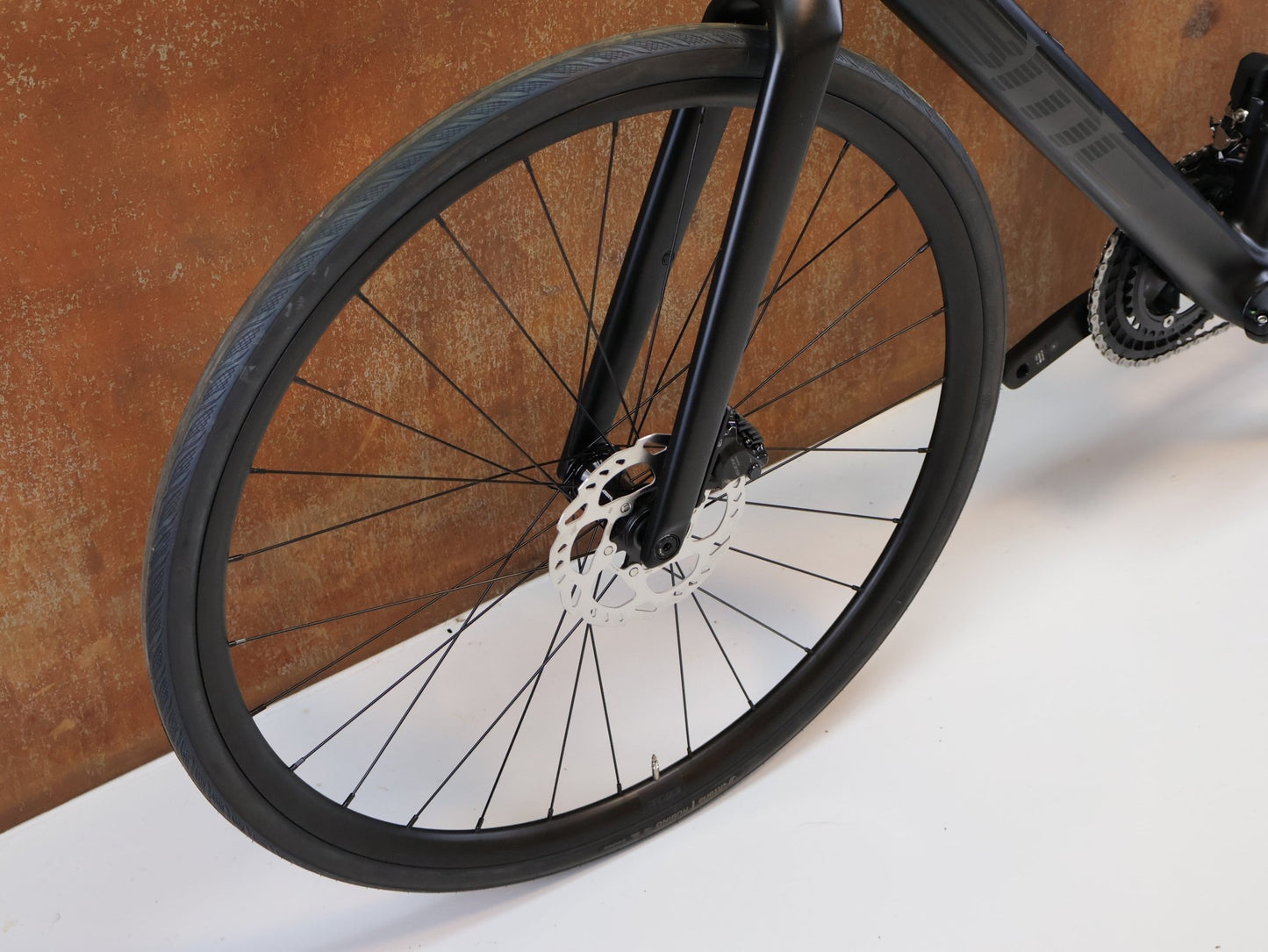 Rennrad von Bmc, BMC ROADMACHINE TWO / GRÖSSE 56 / SHIMANO 105 DI2 / CARBON BLACK vor USEDBIKES - OB.DE Hintergrund