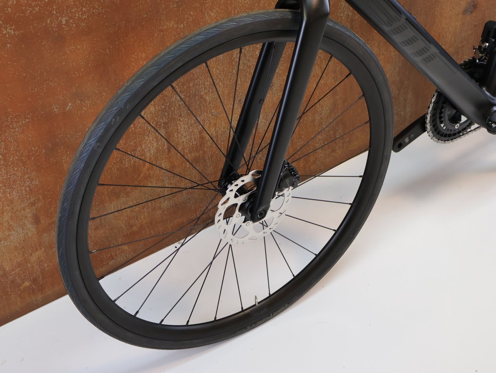 Rennrad von Bmc, BMC ROADMACHINE TWO / GRÖSSE 56 / SHIMANO 105 DI2 / CARBON BLACK vor USEDBIKES - OB.DE Hintergrund