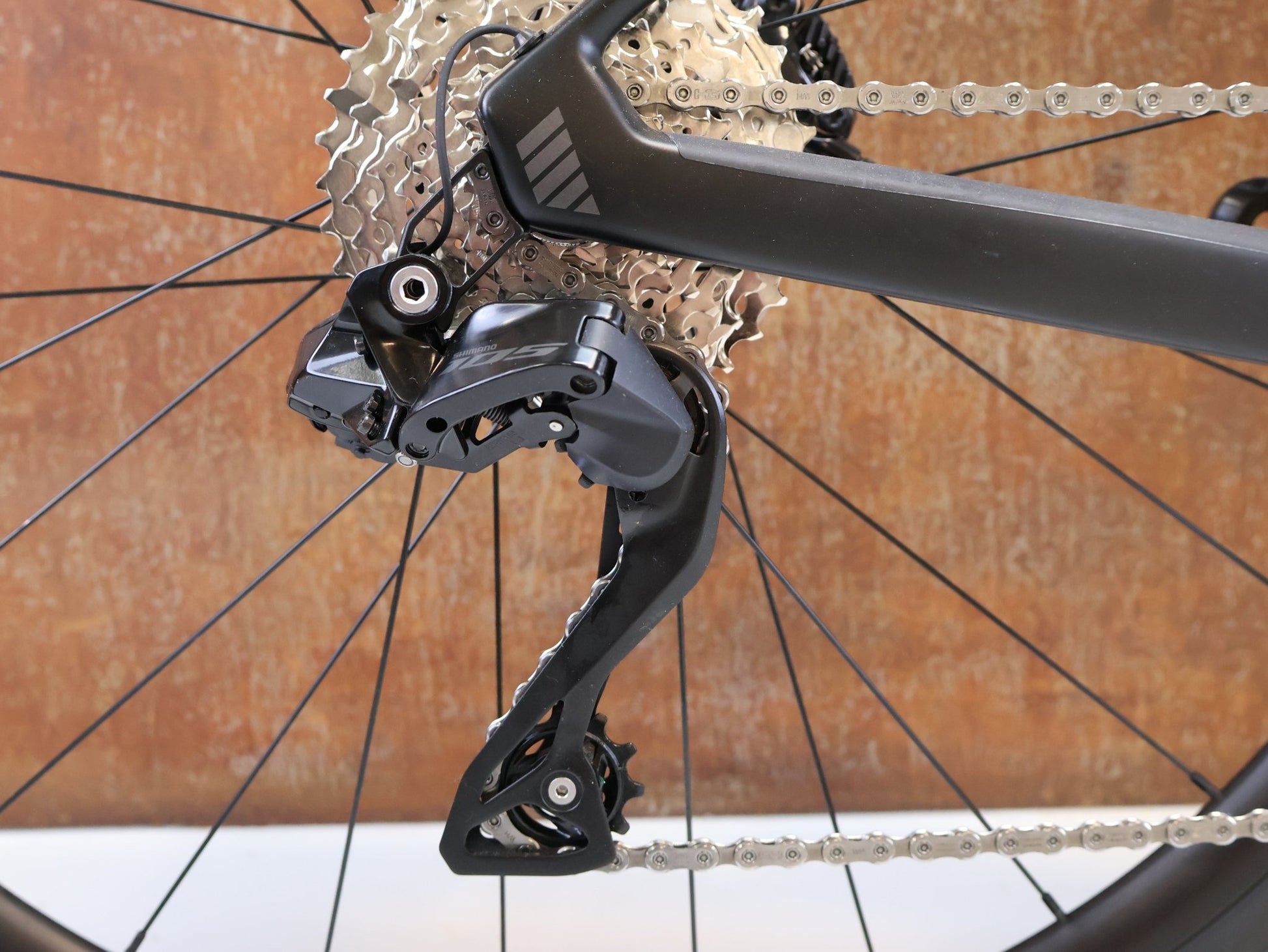 Rennrad von Bmc, BMC ROADMACHINE TWO / GRÖSSE 56 / SHIMANO 105 DI2 / CARBON BLACK vor USEDBIKES - OB.DE Hintergrund
